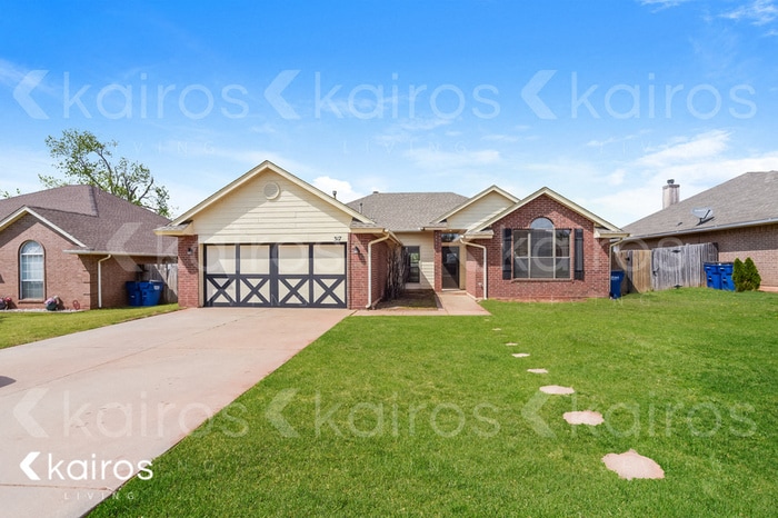 317 E Twelve oaks Terrace in Mustang, OK - Building Photo
