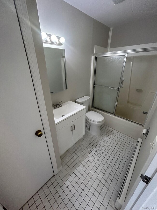 944 Union St in Bohemia, NY - Building Photo - Building Photo