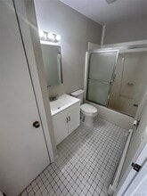 944 Union St in Bohemia, NY - Foto de edificio - Building Photo