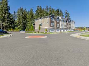 Emerald Pointe Townhomes in Puyallup, WA - Building Photo - Building Photo