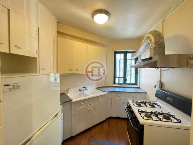 1595 Metropolitan Ave-Unit -3D in Bronx, NY - Building Photo - Building Photo