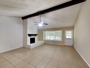 16627 Blackhawk Blvd in Friendswood, TX - Foto de edificio - Building Photo
