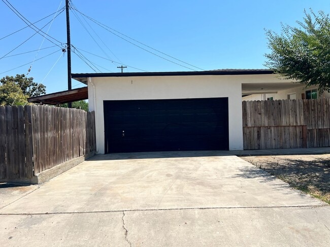 302 C St in Wasco, CA - Building Photo - Building Photo