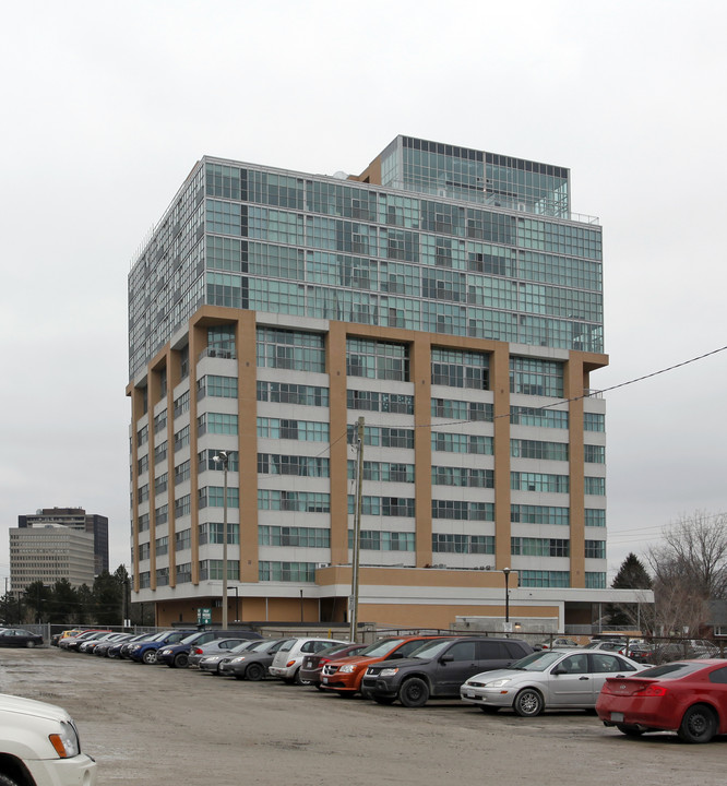 Toronto Standard Condominium in Toronto, ON - Building Photo