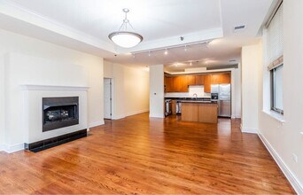 212 W Washington St in Chicago, IL - Building Photo - Building Photo
