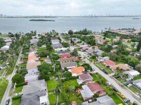 1561 NE 109th St in Miami, FL - Building Photo