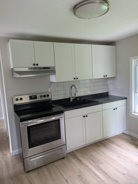 14 George St in Seymour, CT - Building Photo