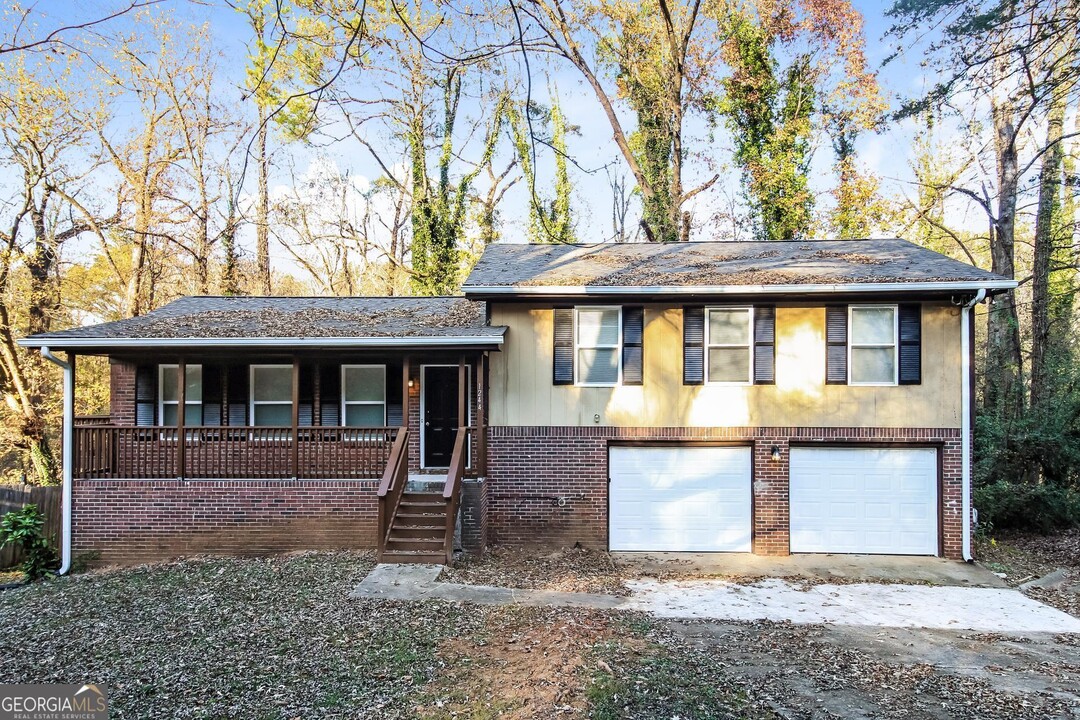 1244 Mohican Trail in Stone Mountain, GA - Foto de edificio