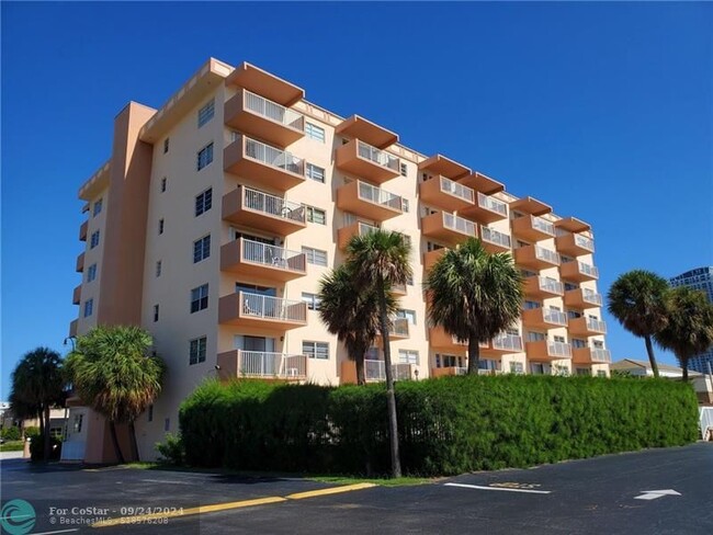 2200 E Hallandale Beach Blvd in Hallandale Beach, FL - Building Photo - Building Photo