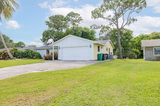 662 NW Cardinal Dr in Port St. Lucie, FL - Foto de edificio - Building Photo