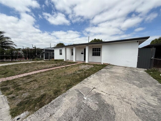 3902 E 8th Ct in Hialeah, FL - Building Photo - Building Photo