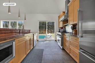 26 Lakeside Ln in Westhampton, NY - Foto de edificio - Building Photo