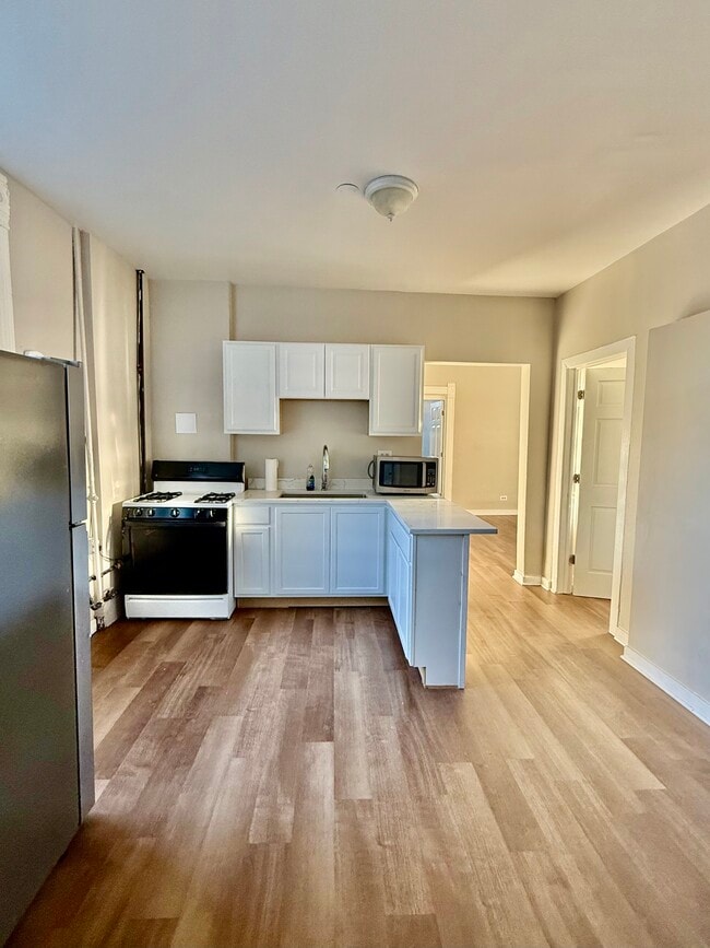 1529 W 18th St, Unit 2R, Unit 2R