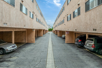 7924 Woodman Ave in Panorama City, CA - Building Photo - Building Photo