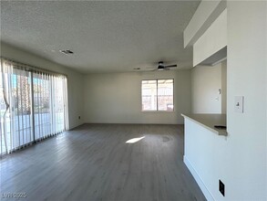 8072 Hackberry Dr in Las Vegas, NV - Building Photo - Building Photo