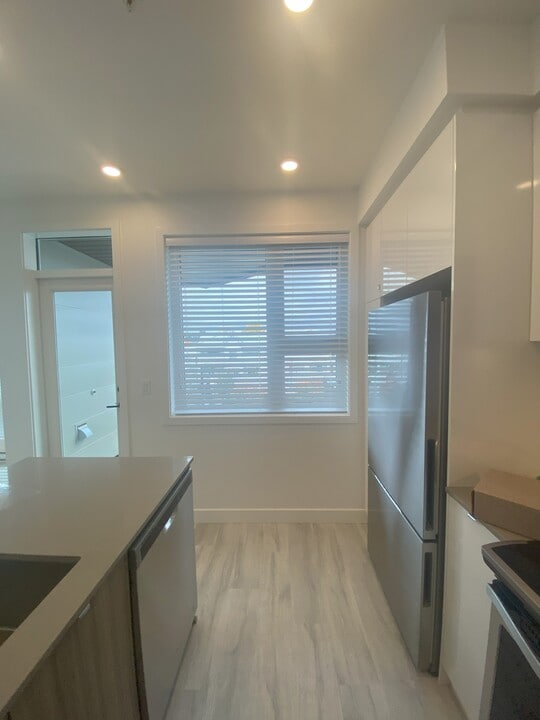 32838 Landeau Pl in Abbotsford, BC - Building Photo