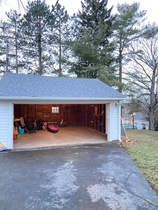 5300 Harmony Ln in Willoughby, OH - Foto de edificio - Building Photo