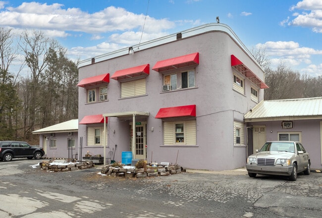 Fox Hill Efficiency Apartments in Stroudsburg, PA - Building Photo - Building Photo