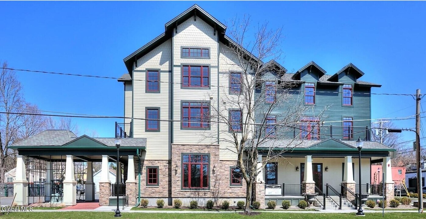 25 Lawrence St in Saratoga Springs, NY - Building Photo