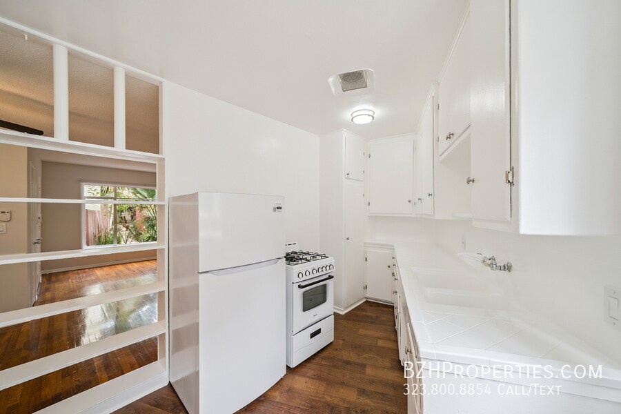 8058 Hemet Pl in Los Angeles, CA - Building Photo