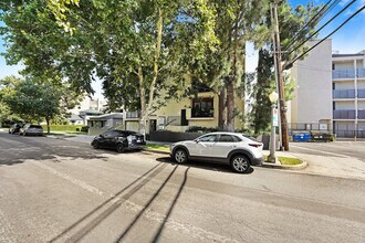 12009 Hoffman St in Studio City, CA - Building Photo - Building Photo