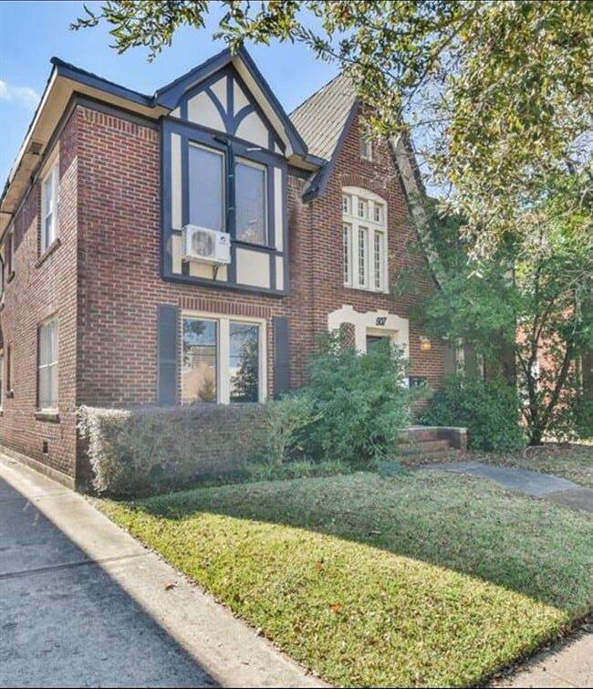 907 W Gray St in Houston, TX - Building Photo - Building Photo