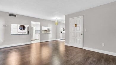 2568 Pine Ridge Way S in Palm Harbor, FL - Building Photo - Building Photo