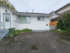45735 Lewis Ave in Chilliwack, BC - Building Photo