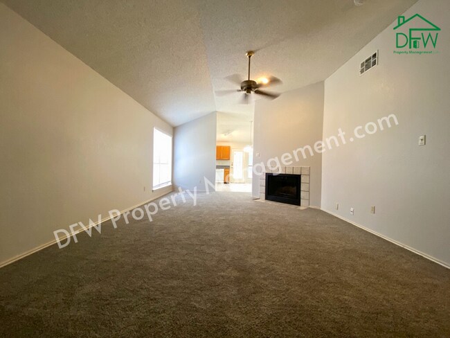 1037 Stableway Ln in Bedford, TX - Building Photo - Building Photo