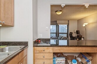 30 E Huron St, Unit 2803 in Chicago, IL - Building Photo - Building Photo