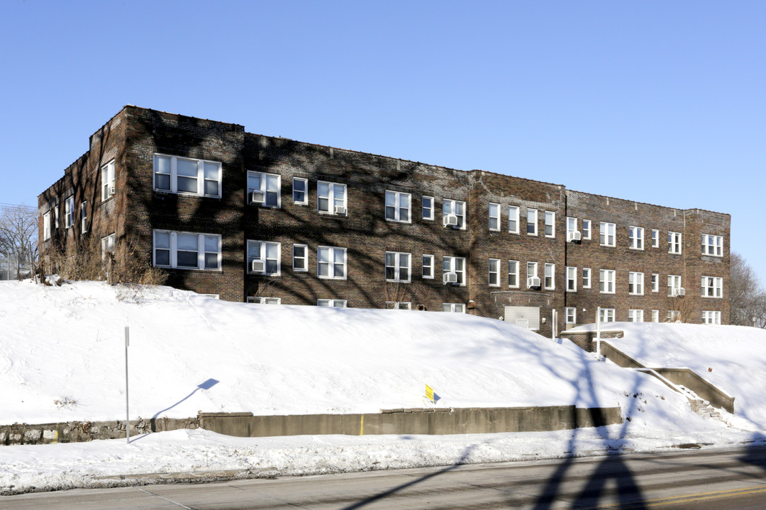 Wellington Apartments in Moline, IL - Building Photo