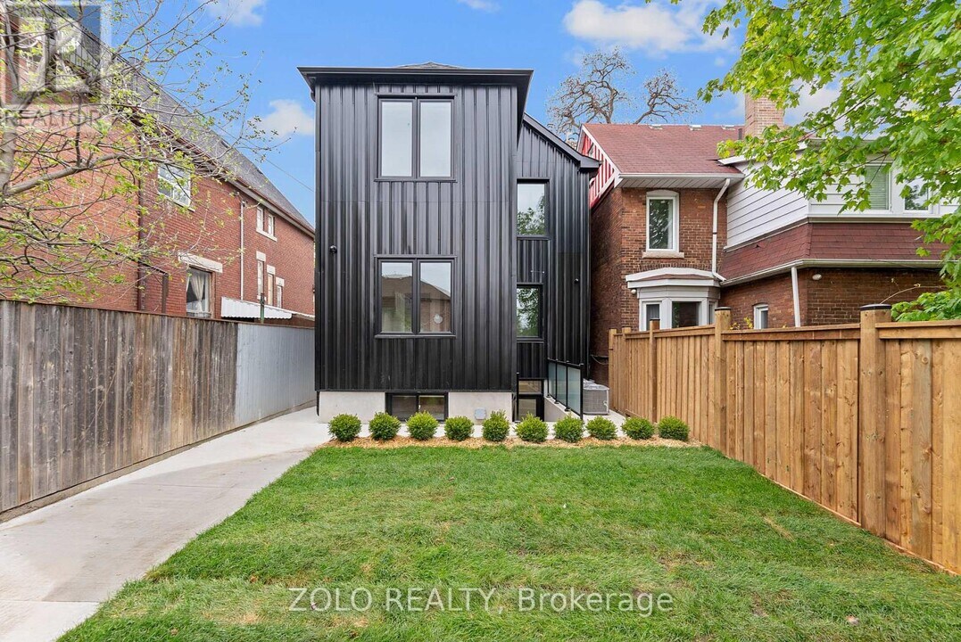 1556 Davenport Rd in Toronto, ON - Building Photo