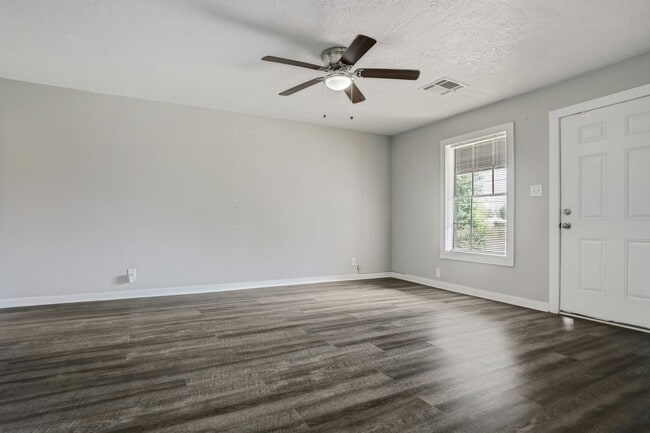 308 Bennett Dr in West Columbia, TX - Building Photo - Building Photo