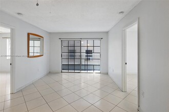 2600 Collins Ave in Miami Beach, FL - Building Photo - Building Photo