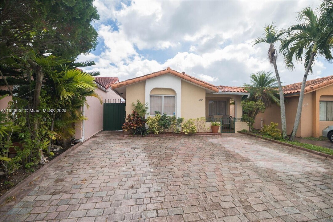 2524 W 65th St in Hialeah, FL - Building Photo