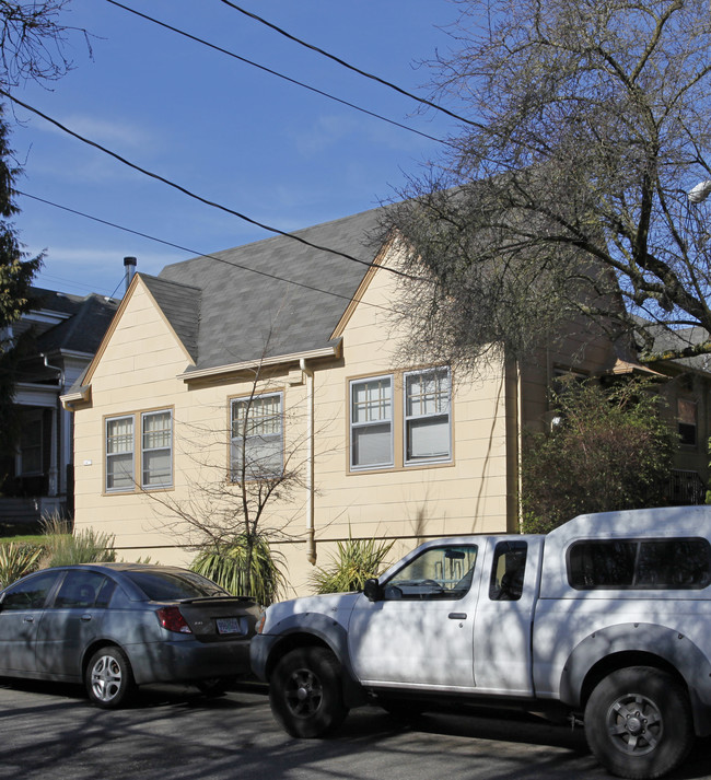 2475 NW Raleigh St in Portland, OR - Building Photo - Building Photo