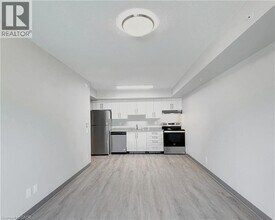 595 Strasburg Rd in Kitchener, ON - Building Photo - Building Photo