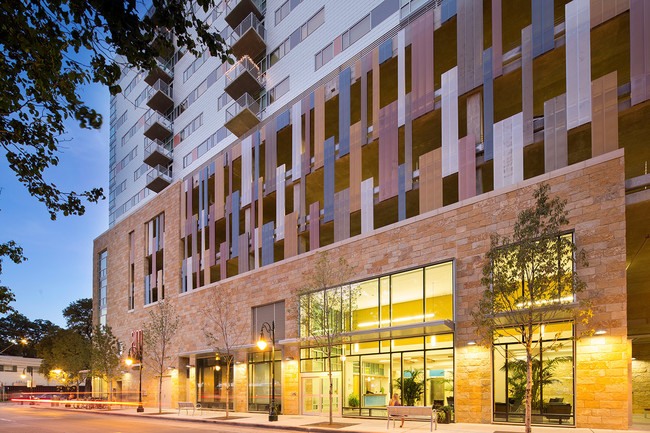 2400 Nueces in Austin, TX - Foto de edificio - Building Photo