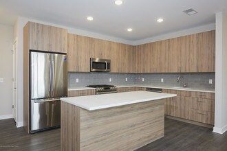 92 Drs James Parker Blvd-Unit -101 in Red Bank, NJ - Building Photo - Building Photo