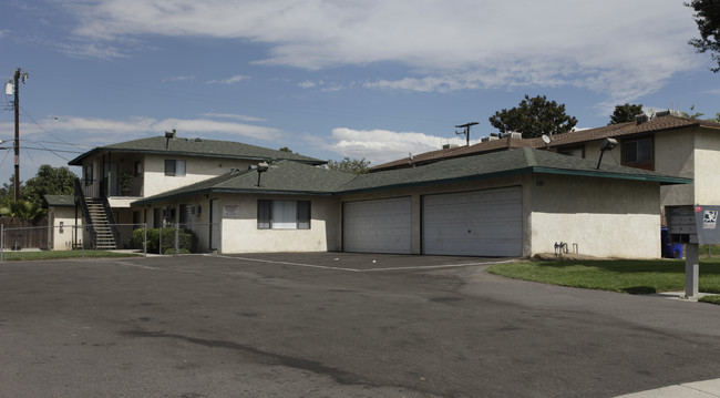 16966 Reed St in Fontana, CA - Foto de edificio - Building Photo