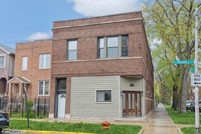 property at 1900 W Oakdale Ave