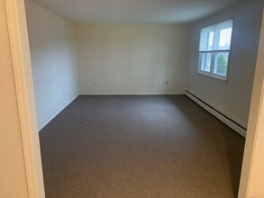 21 Elm Hill Dr in Wallingford, CT - Foto de edificio - Building Photo