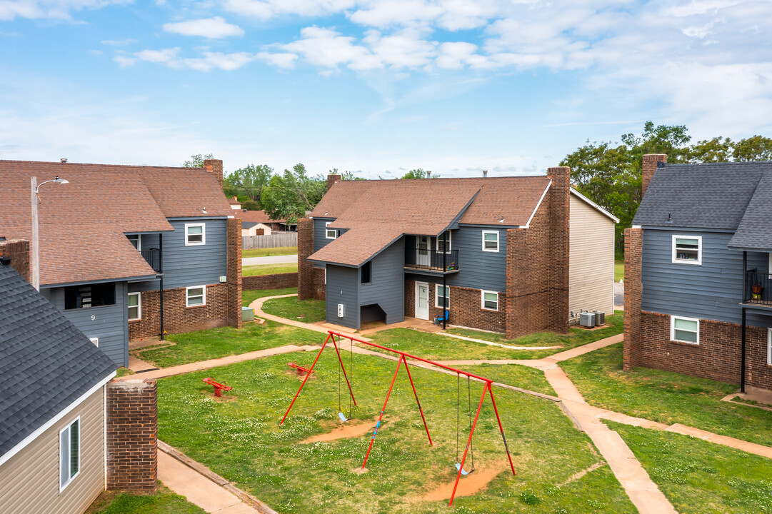 Pine Manor Apartments in Enid, OK - Building Photo