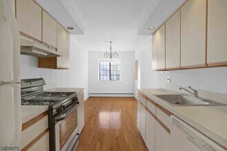 25 Canterbury Rd in Chatham Township, NJ - Building Photo - Building Photo