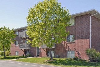 Westridge Apartments in Oshkosh, WI - Building Photo - Building Photo