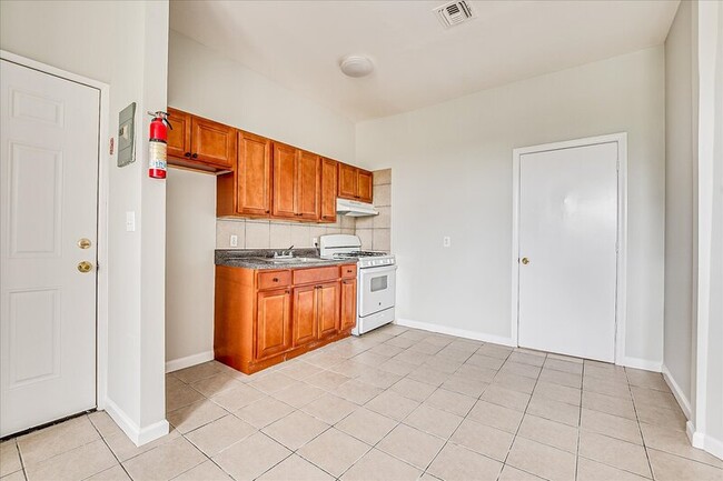 424 Division St in Perth Amboy, NJ - Building Photo - Building Photo