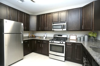 Woodhaven Commons in Old Bridge, NJ - Building Photo - Interior Photo