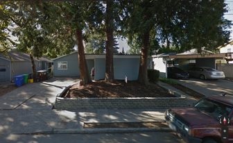 2206 SE Tacoma St in Portland, OR - Building Photo