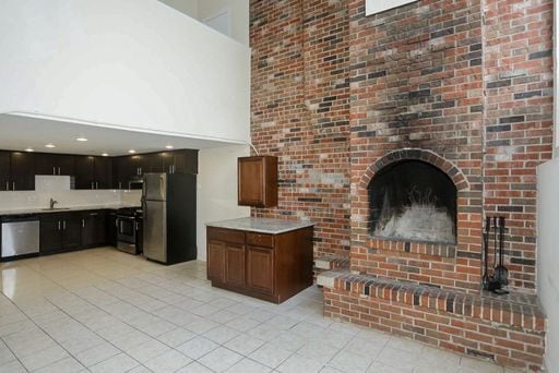 877 W Lill Ave, Unit D1 in Chicago, IL - Foto de edificio - Building Photo