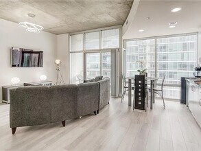 943 Peachtree St NE in Atlanta, GA - Foto de edificio - Building Photo